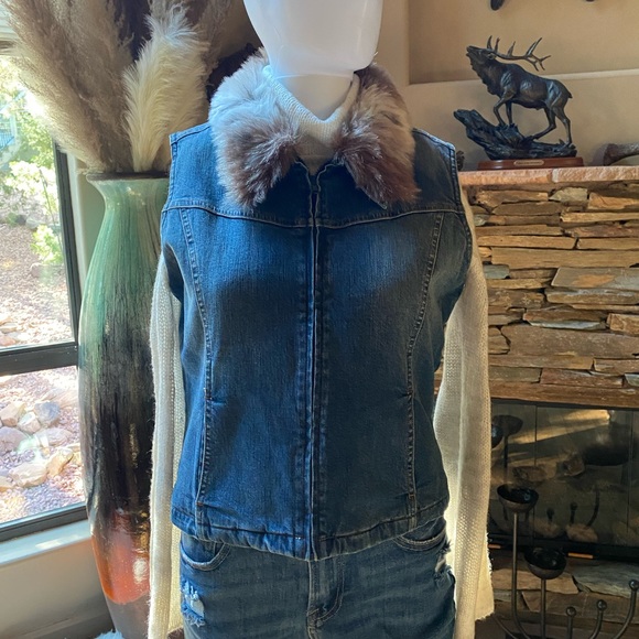 Wrangler vest with removable faux fur collor - Picture 1 of 4